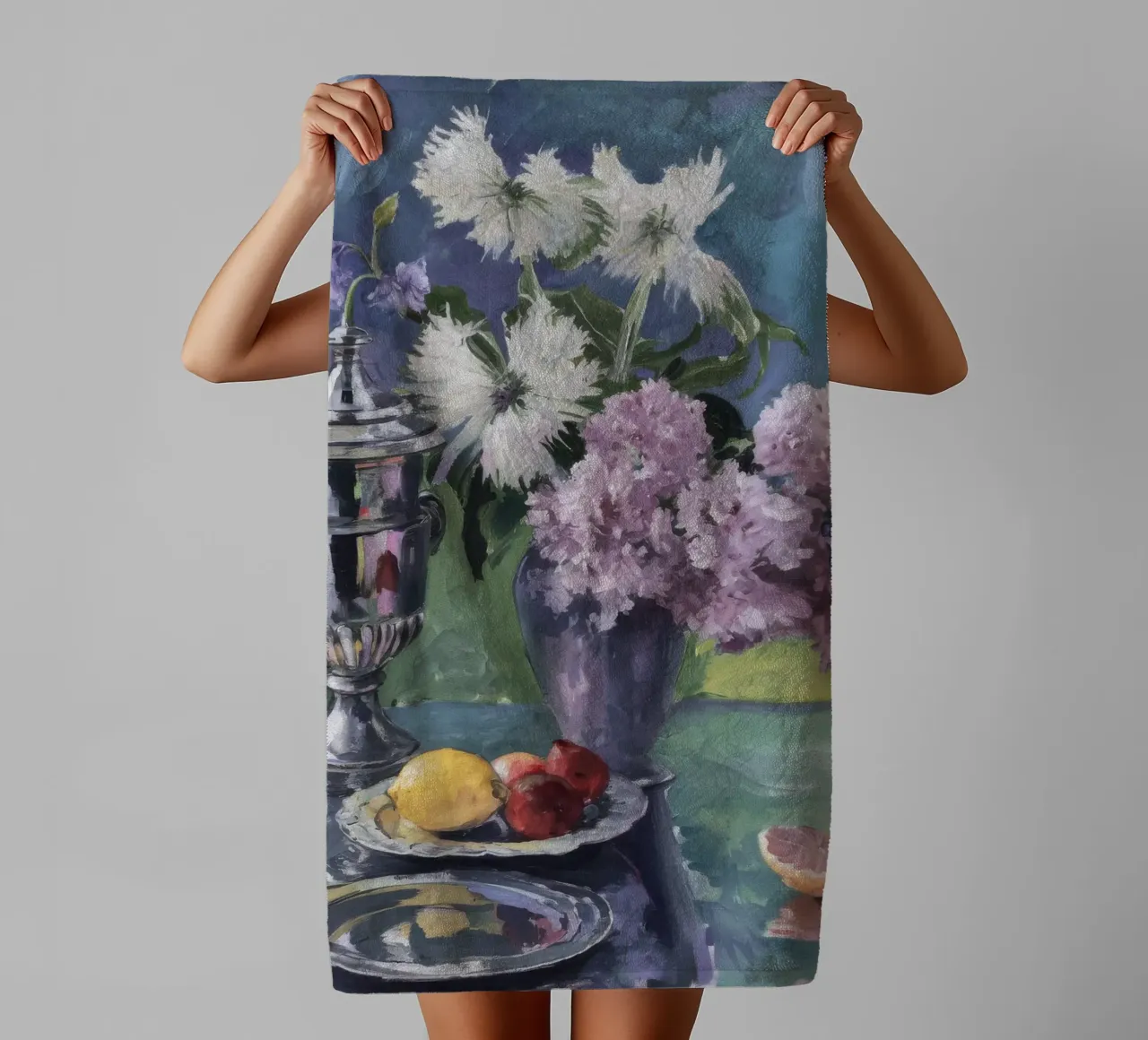 Lillà in brocca d'argento asciugamano da bagno da Radiance Landscape