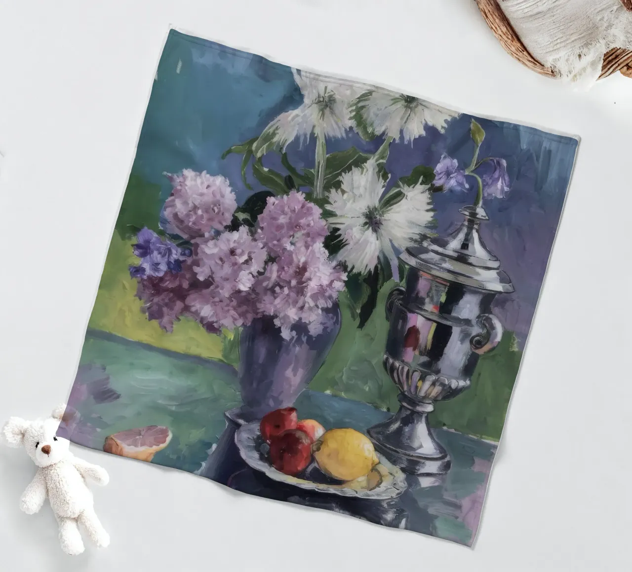 Lillà in brocca d'argento coperta in pile da Radiance Landscape