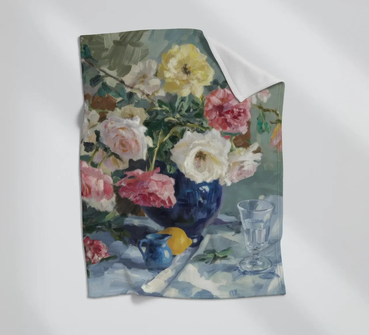 Vaso di rose azzurre coperta in pile da Radiance Landscape