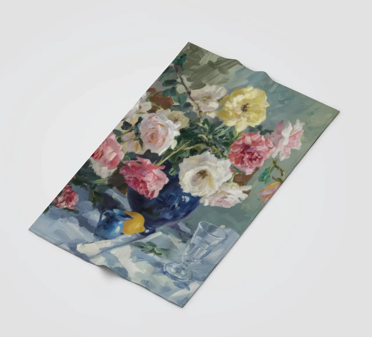 Vaso di rose azzurre coperta in pile da Radiance Landscape