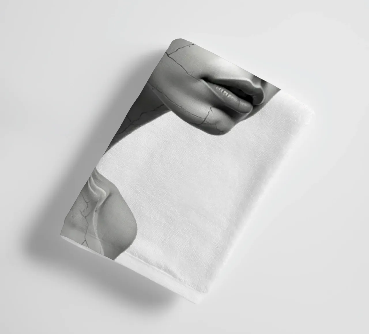 Ribellione in fiore asciugamano da bagno da Dustlight Atelier