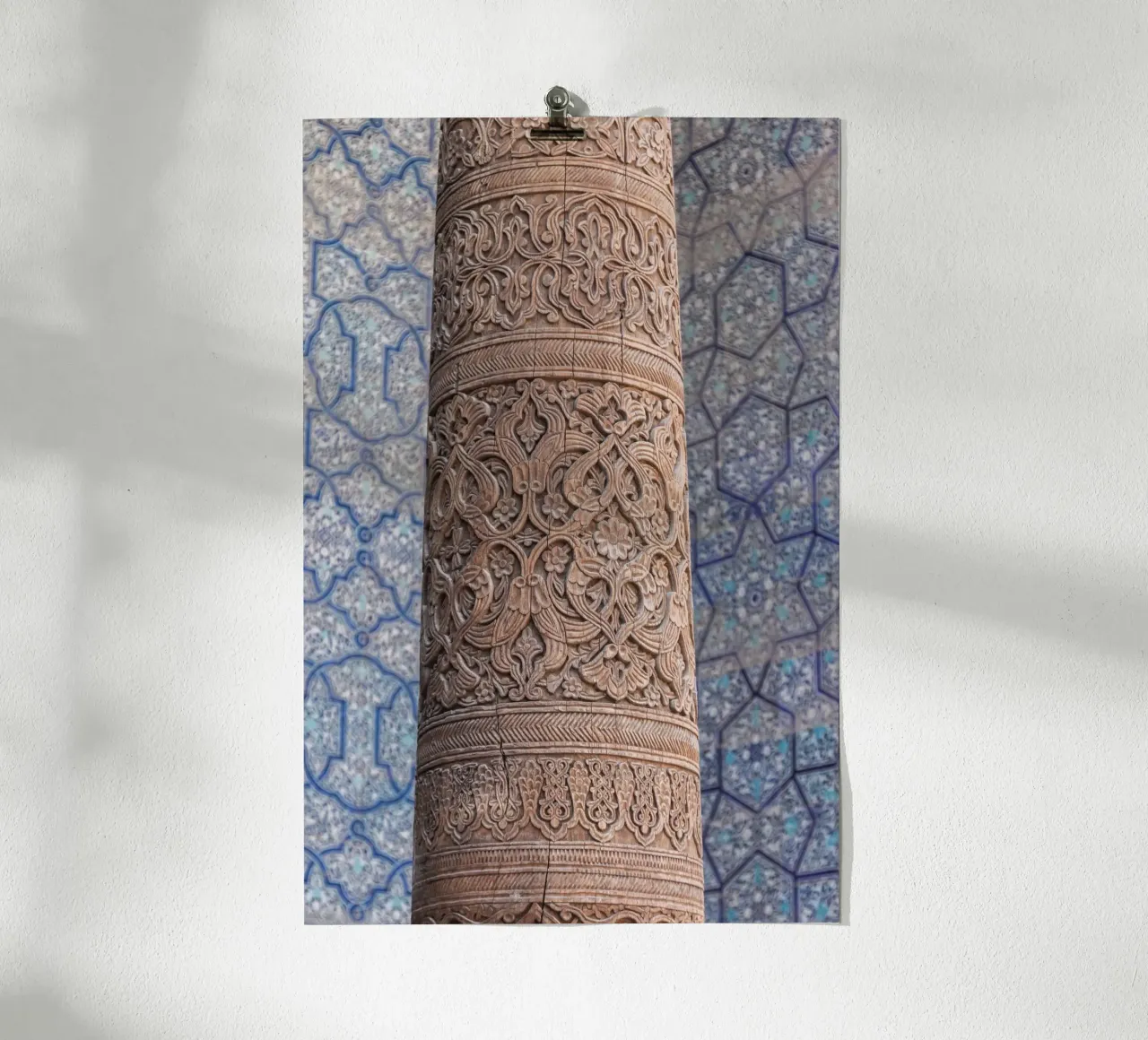 Pillar and blue tiles poster con telaio in alluminio da photolovers