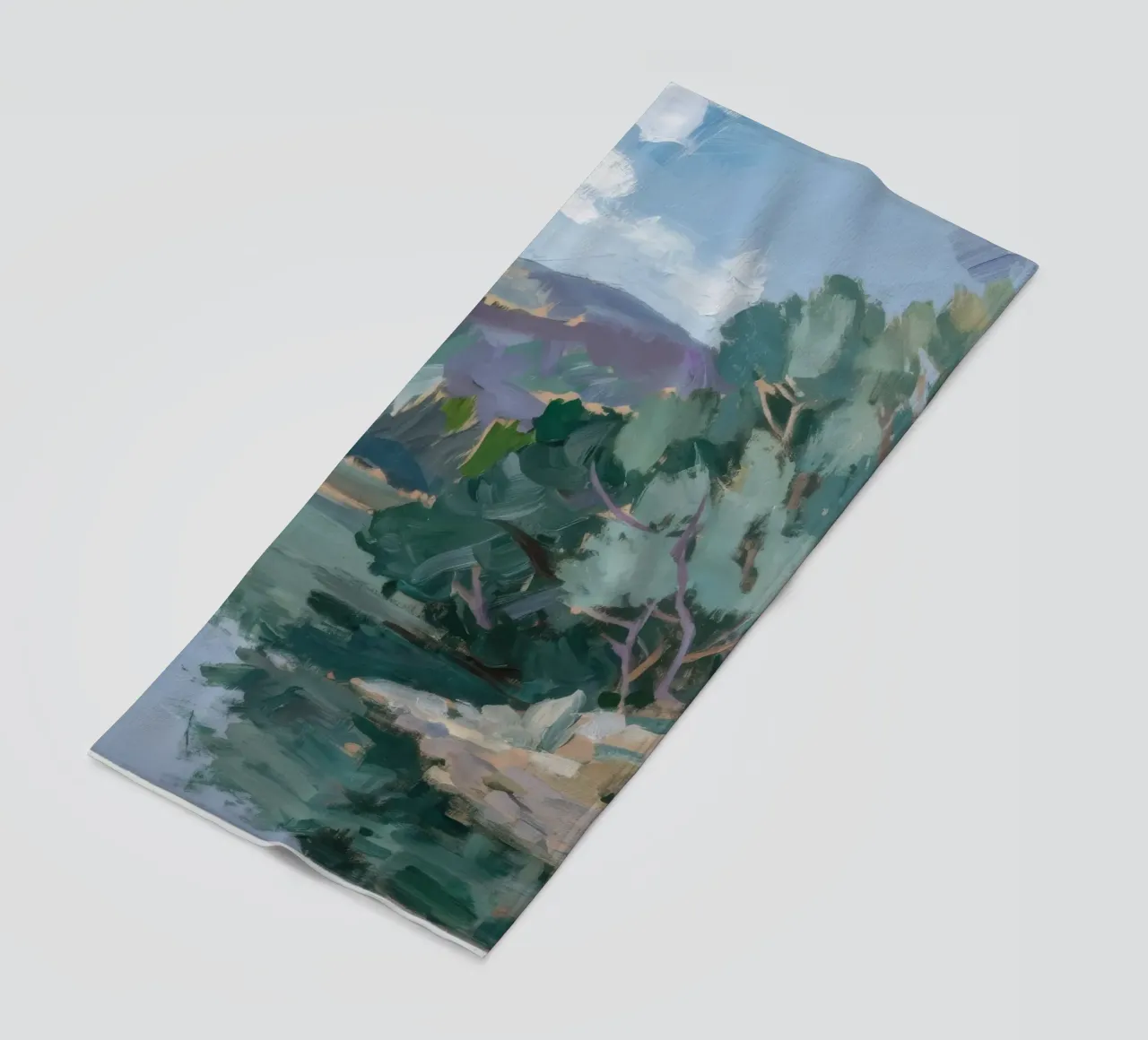 Die grüne Ruhe des Flussufers Strandtuch von Radiance Landscape