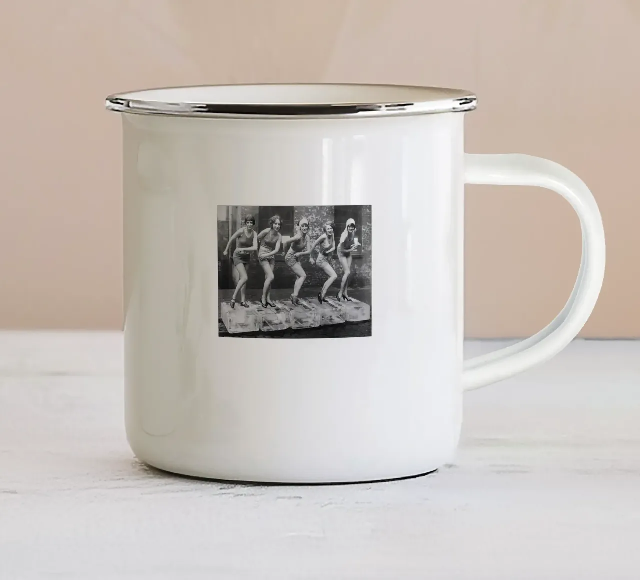 Vrouwen dansen op ijsblokken emaille mok van Black And White