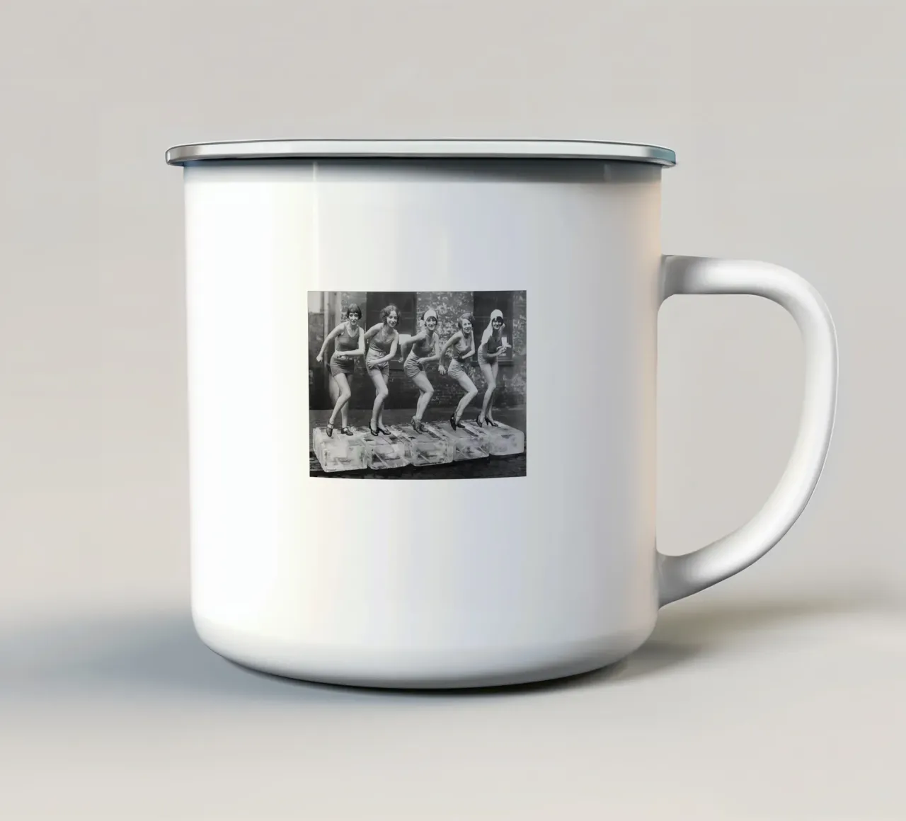 Vrouwen dansen op ijsblokken emaille mok van Black And White