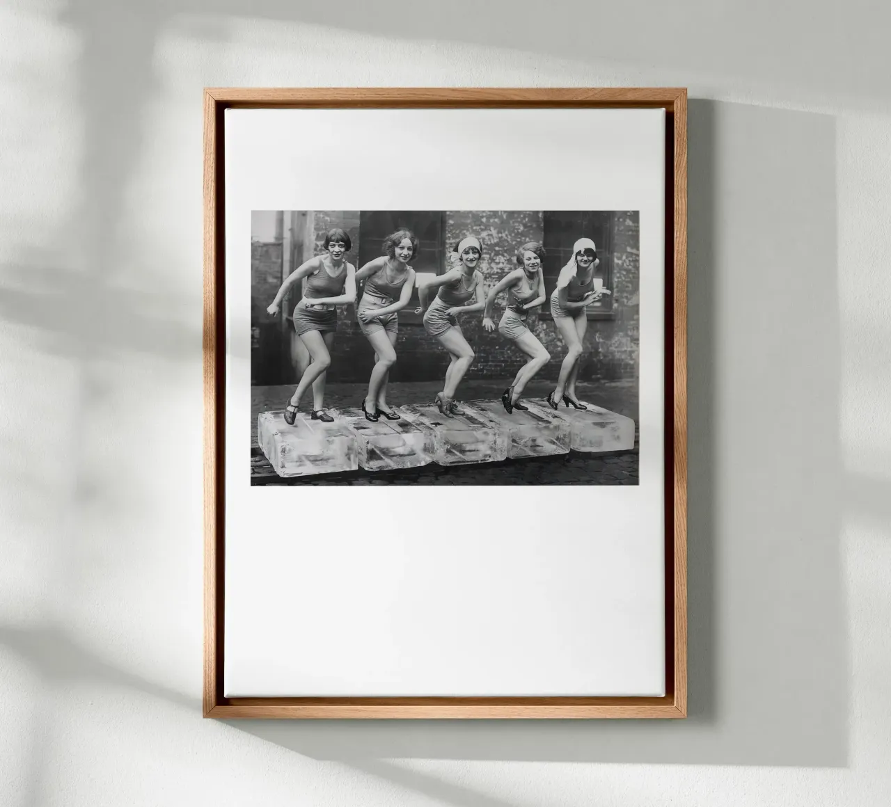 Vrouwen dansen op ijsblokken canvas met Baklijst van Black And White