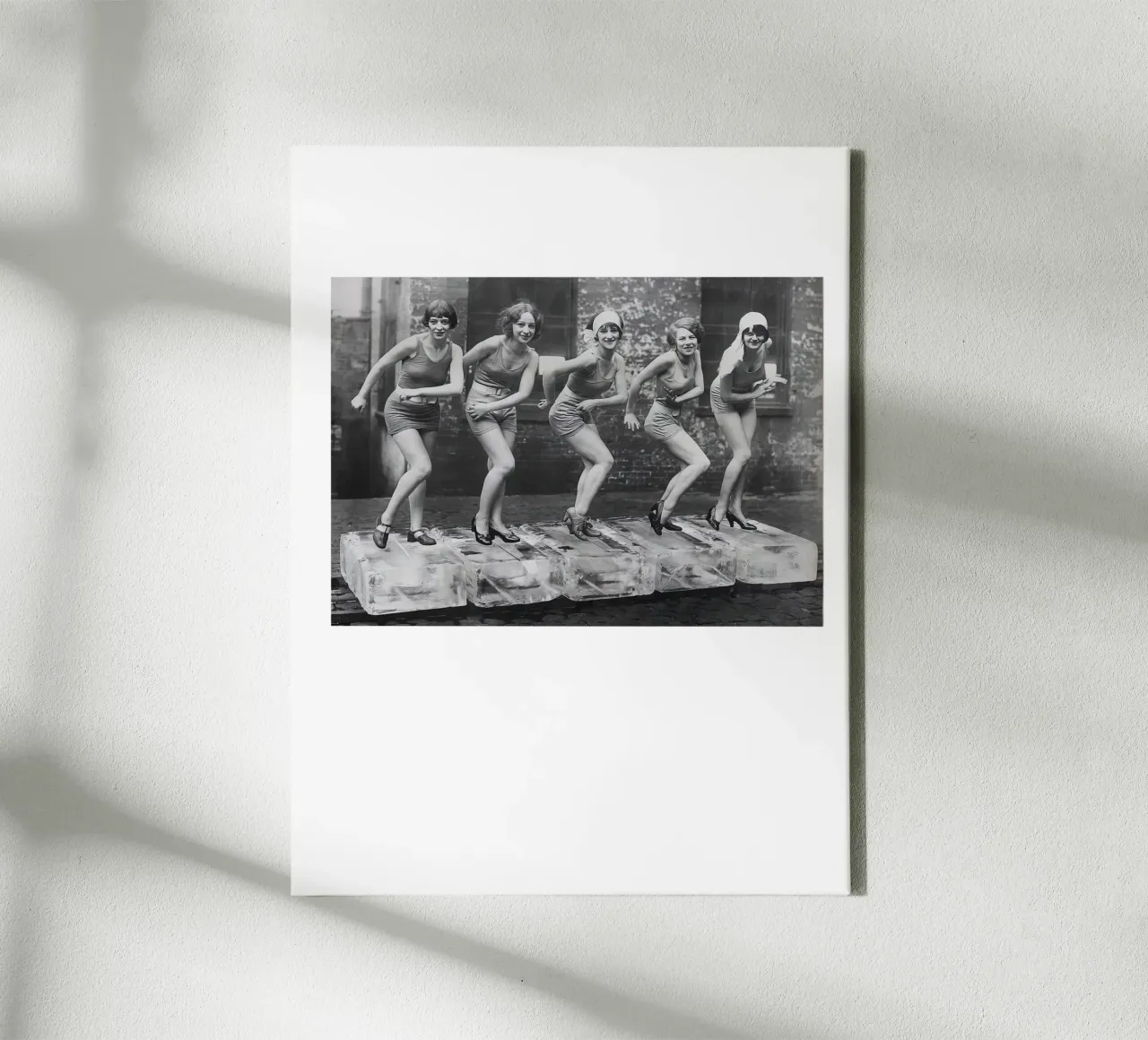 Vrouwen dansen op ijsblokken canvas met Baklijst van Black And White