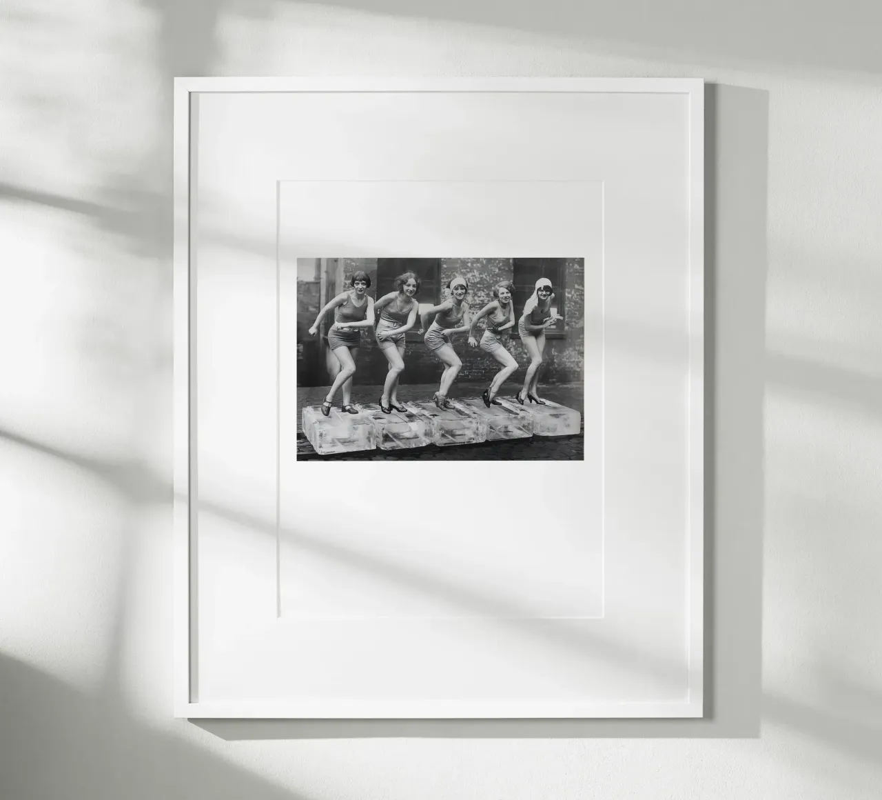 Frauen tanzen auf Eisblöcken Poster mit Holzrahmen von Black And White