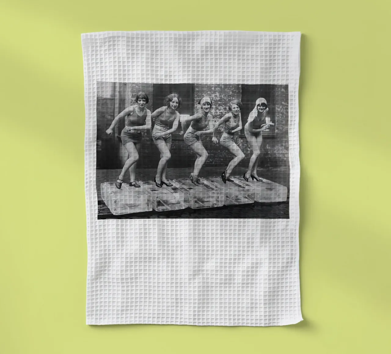 Femmes dansant sur des blocs de glace torchon de Black And White