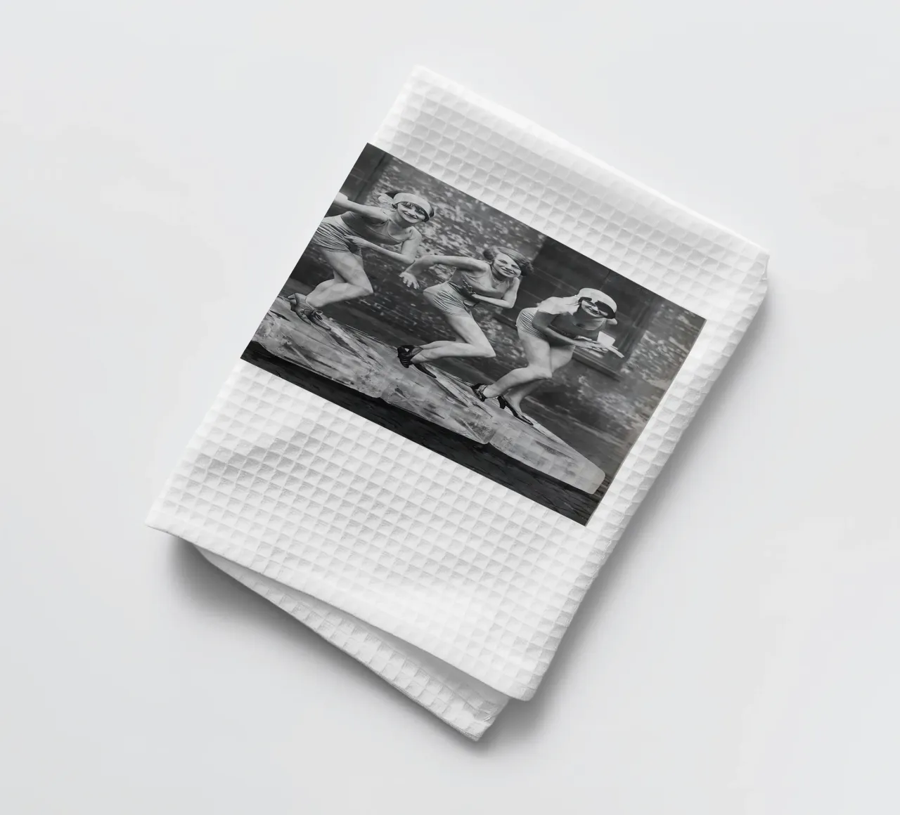 Femmes dansant sur des blocs de glace torchon de Black And White