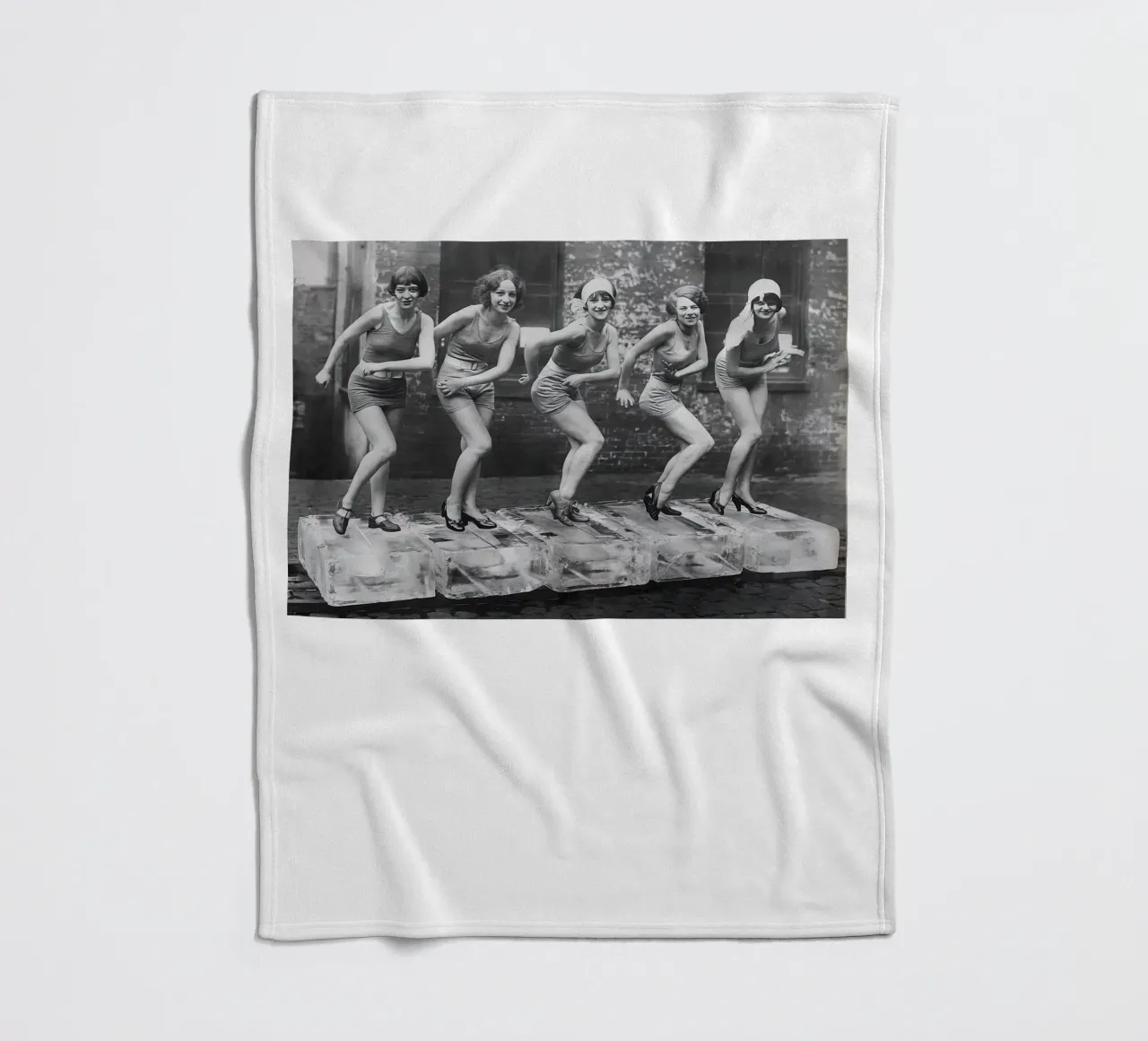 Femmes dansant sur des blocs de glace plaid polaire de Black And White