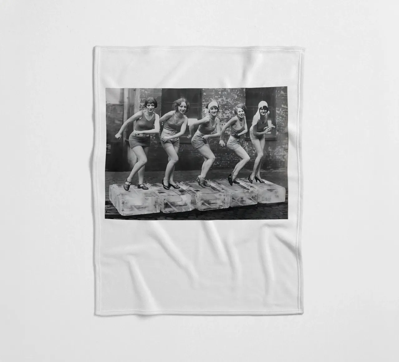 Femmes dansant sur des blocs de glace plaid polaire de Black And White
