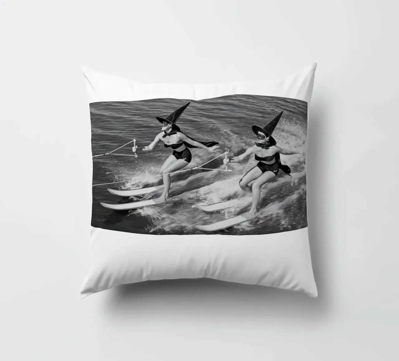 Streghe dello sci nautico cuscino da Black And White