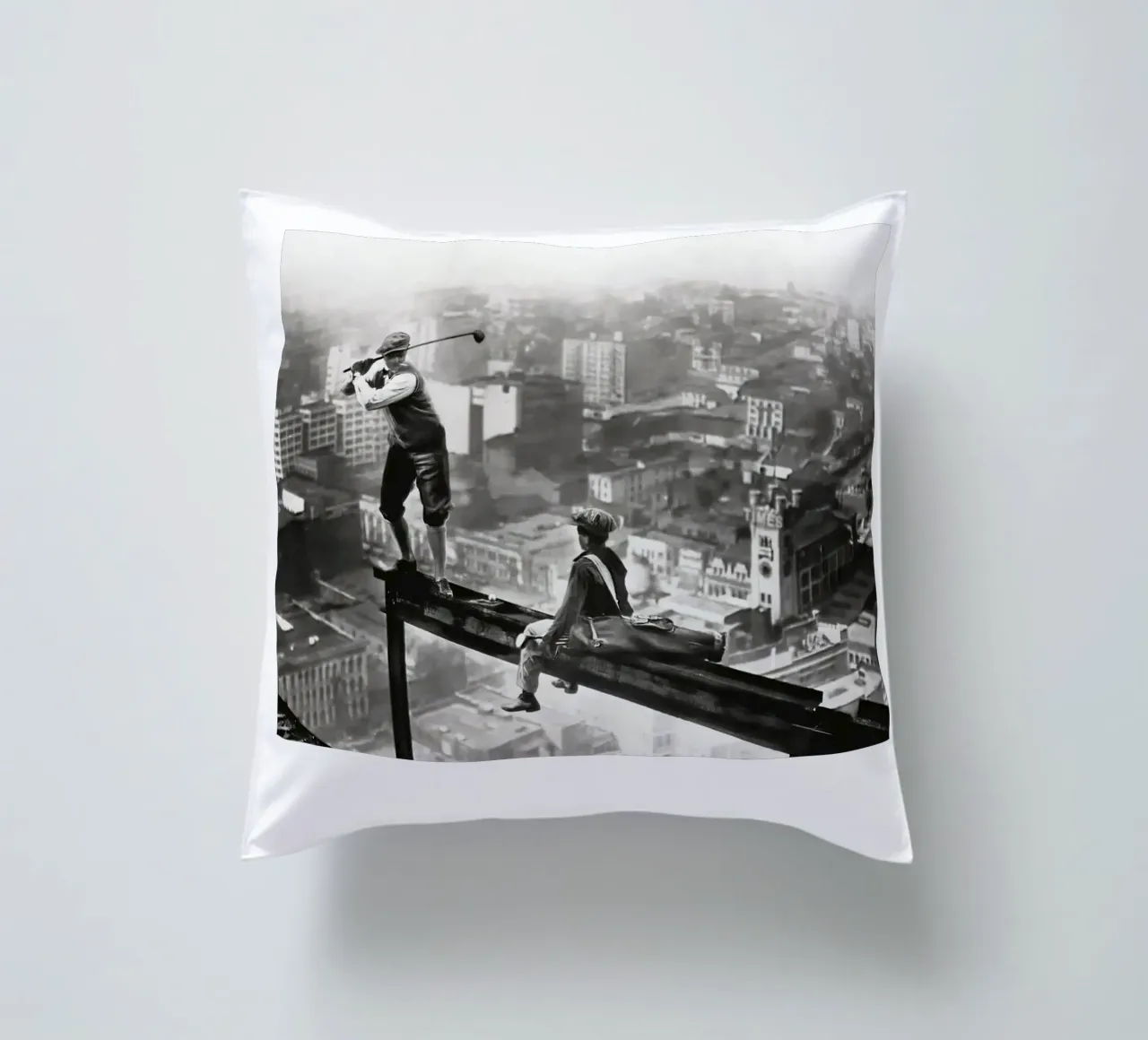 GOLF d'epoca su uno SKYSCRAPER cuscino da Black And White