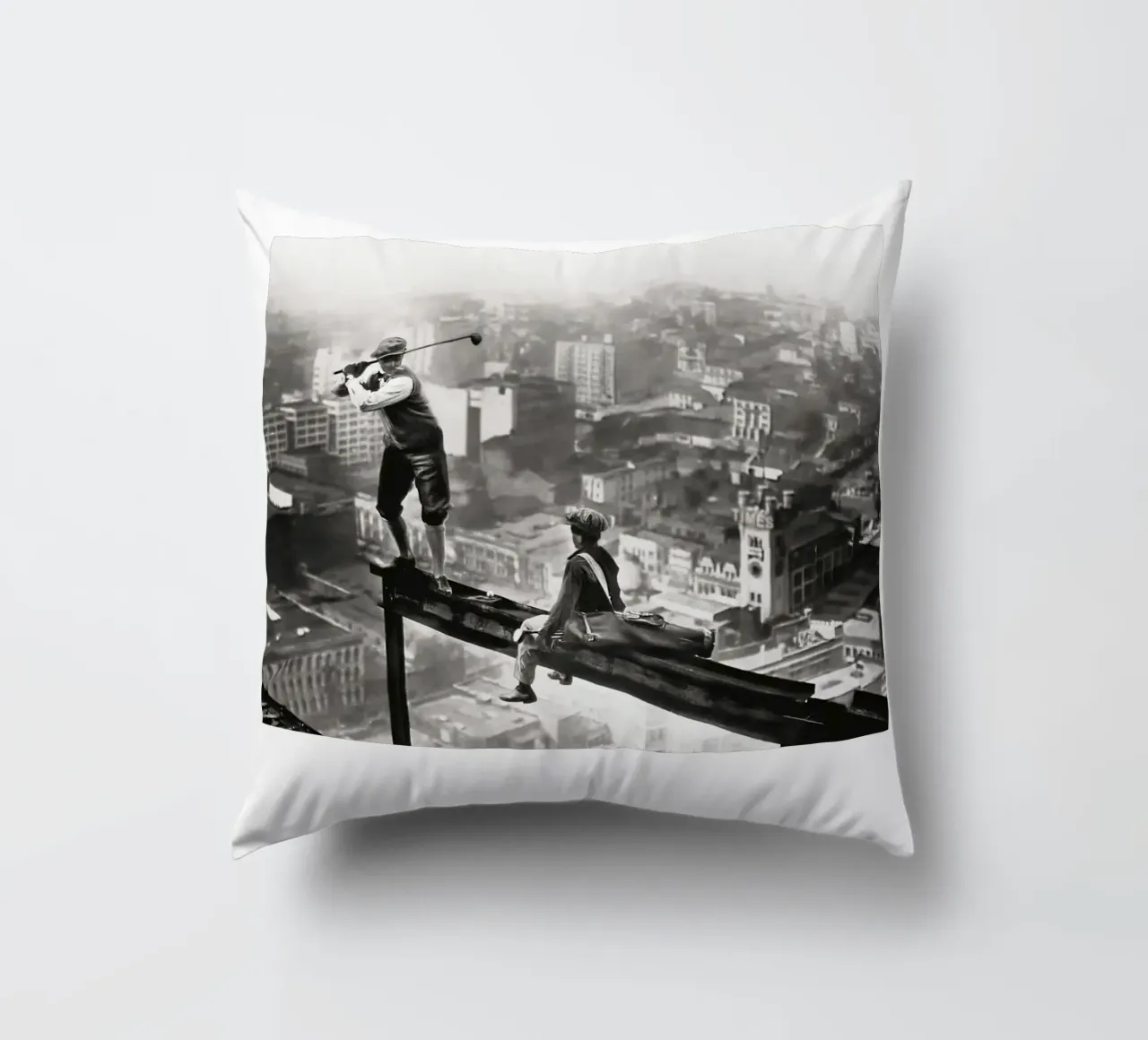 GOLF d'epoca su uno SKYSCRAPER cuscino da Black And White