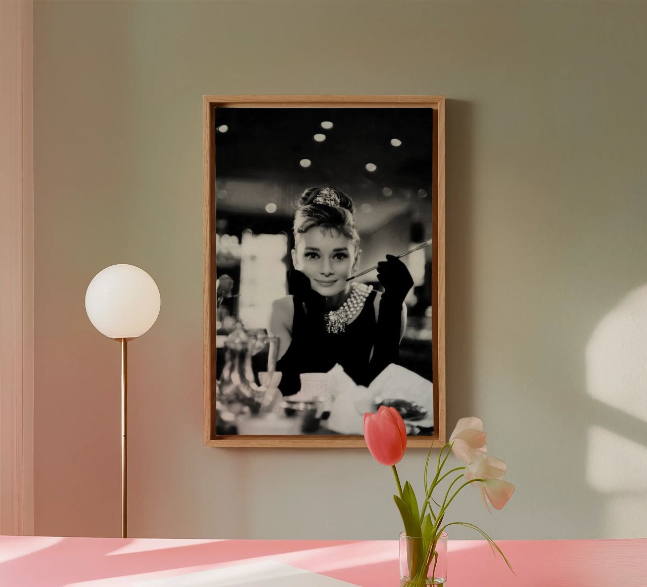 Audrey Hepburn in Frühstück bei Tiffany's Leinwand von Greatest Figure