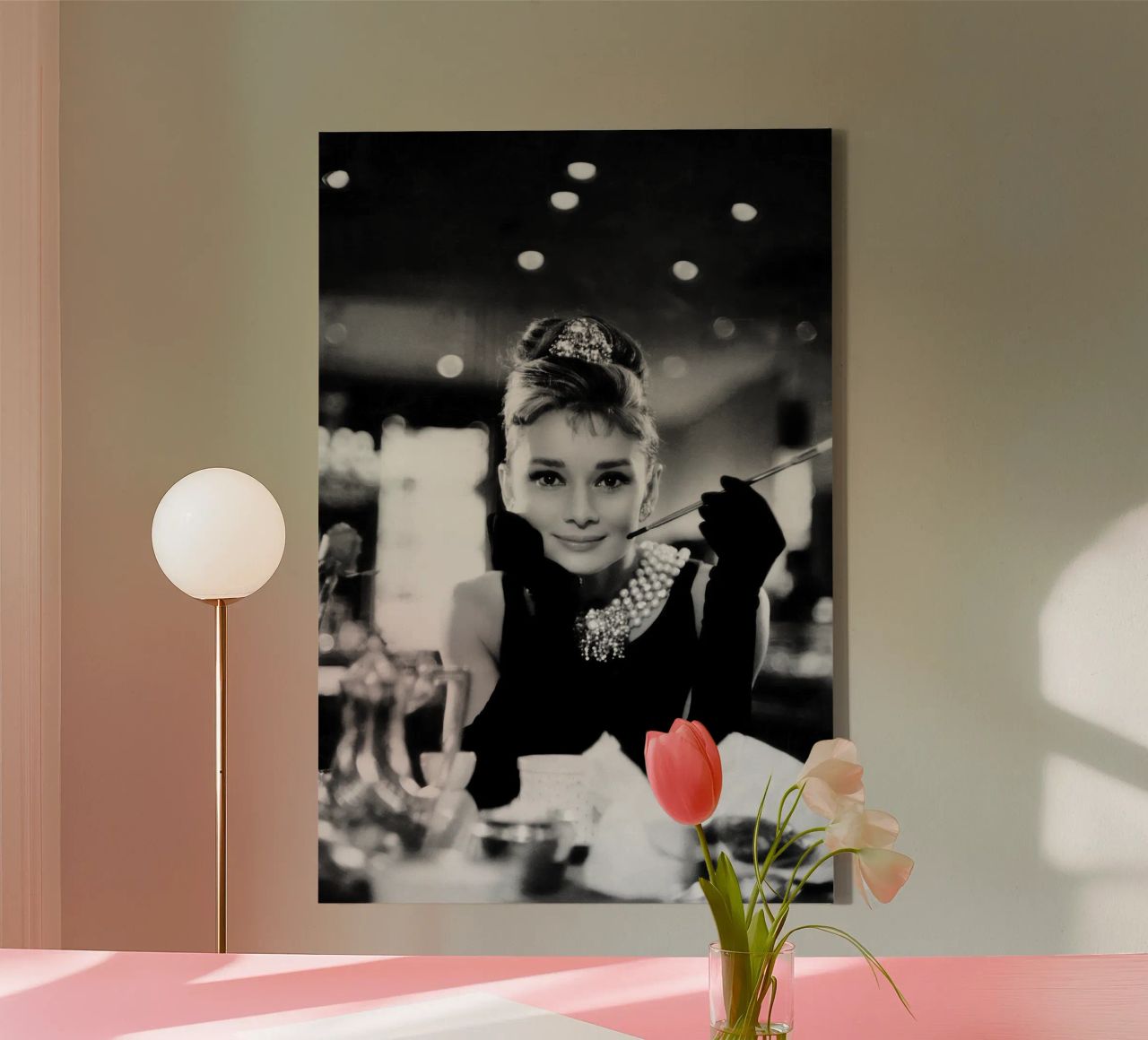 Audrey Hepburn in Frühstück bei Tiffany's Leinwand von Greatest Figure