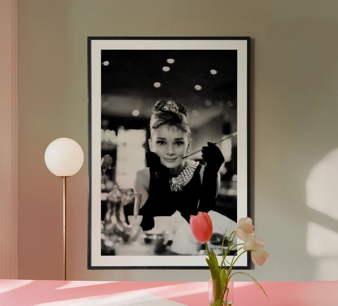 Audrey Hepburn in Frühstück bei Tiffany's Poster von Greatest Figure