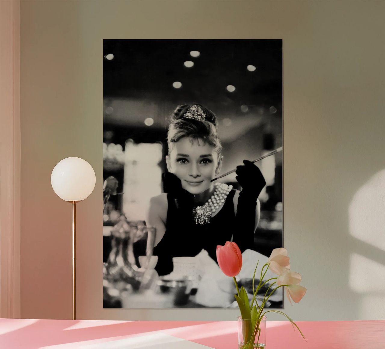 Audrey Hepburn in Frühstück bei Tiffany's Poster von Greatest Figure