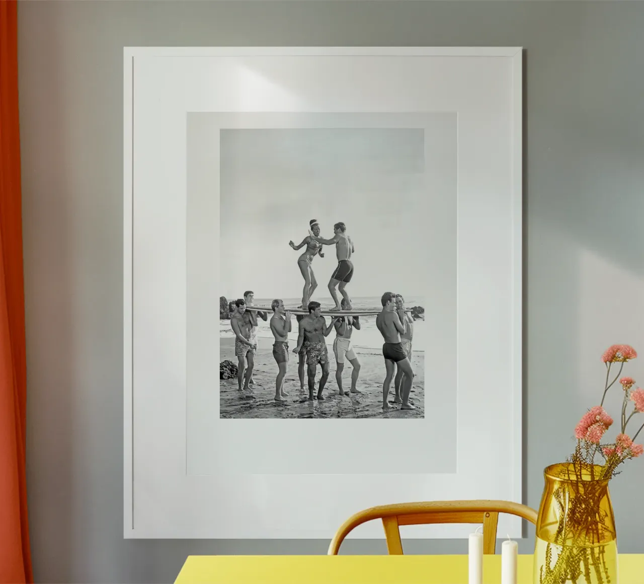 Festa su una tavola da surf poster da Black And White
