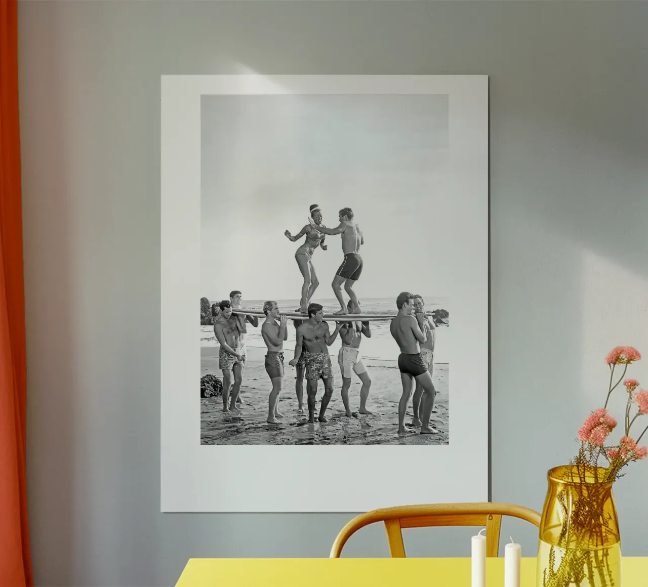 Festa su una tavola da surf poster da Black And White
