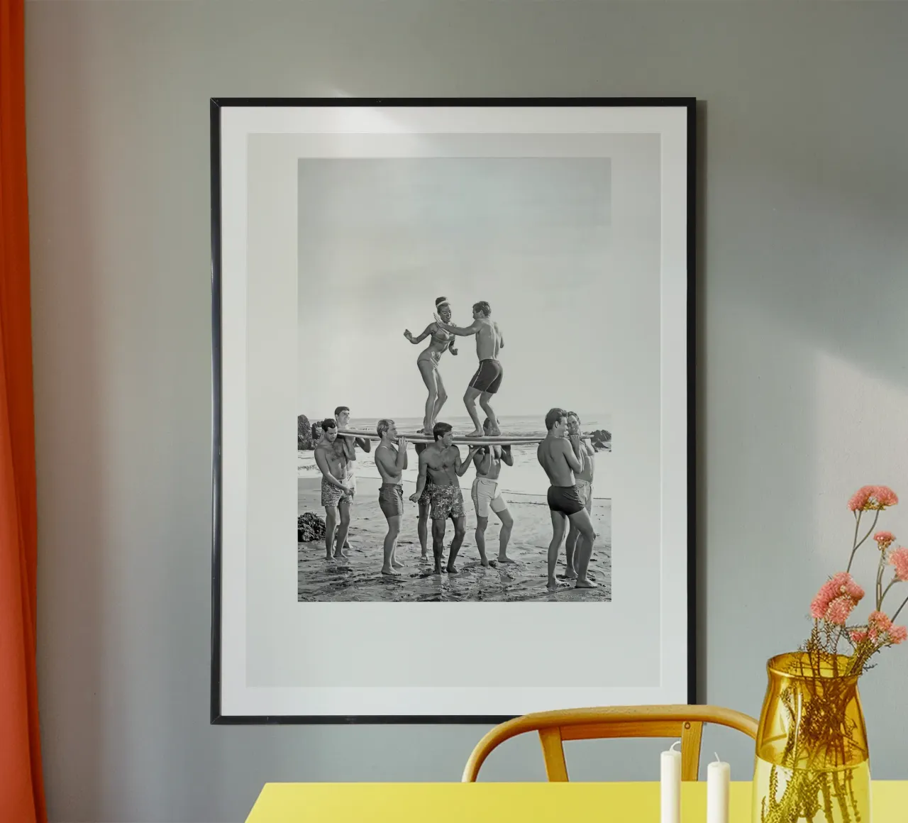 Festa su una tavola da surf poster da Black And White