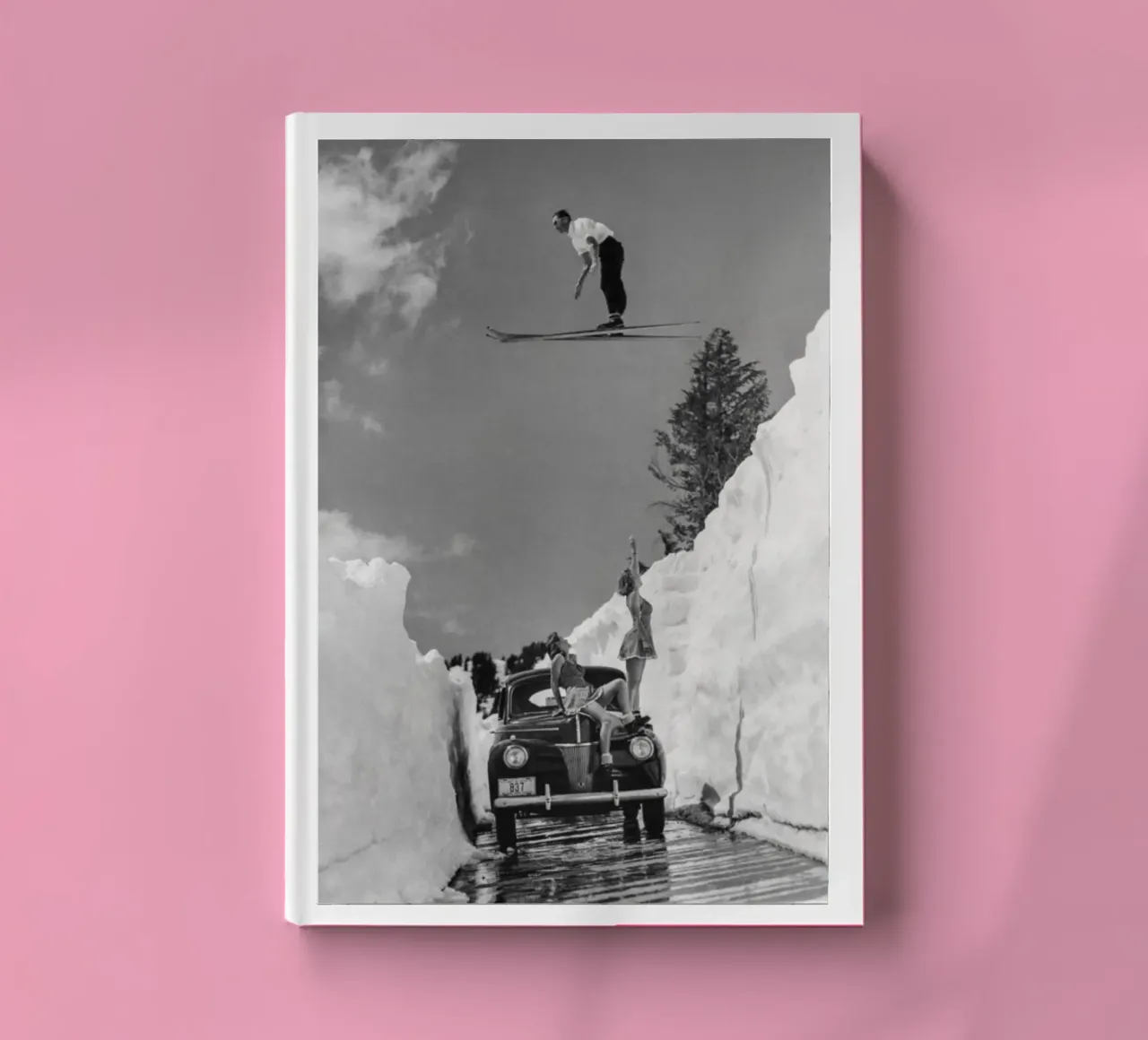 Salto con gli sci d'epoca su auto e ragazze diario da Black And White