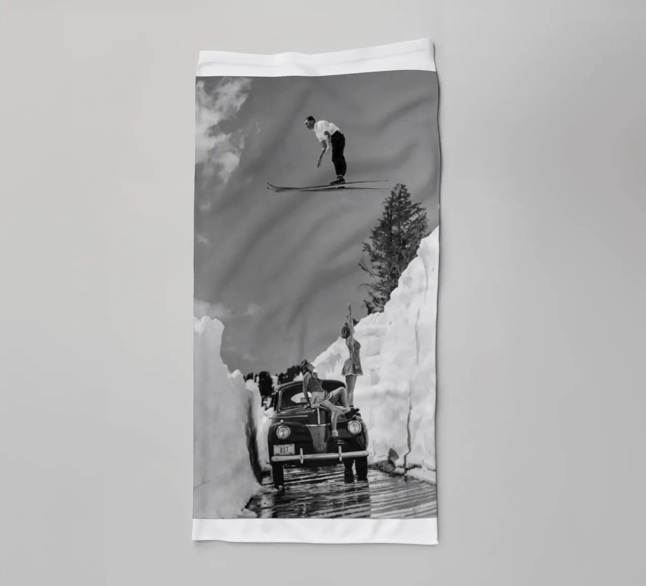 Salto con gli sci d'epoca su auto e ragazze asciugamano da bagno da Black And White