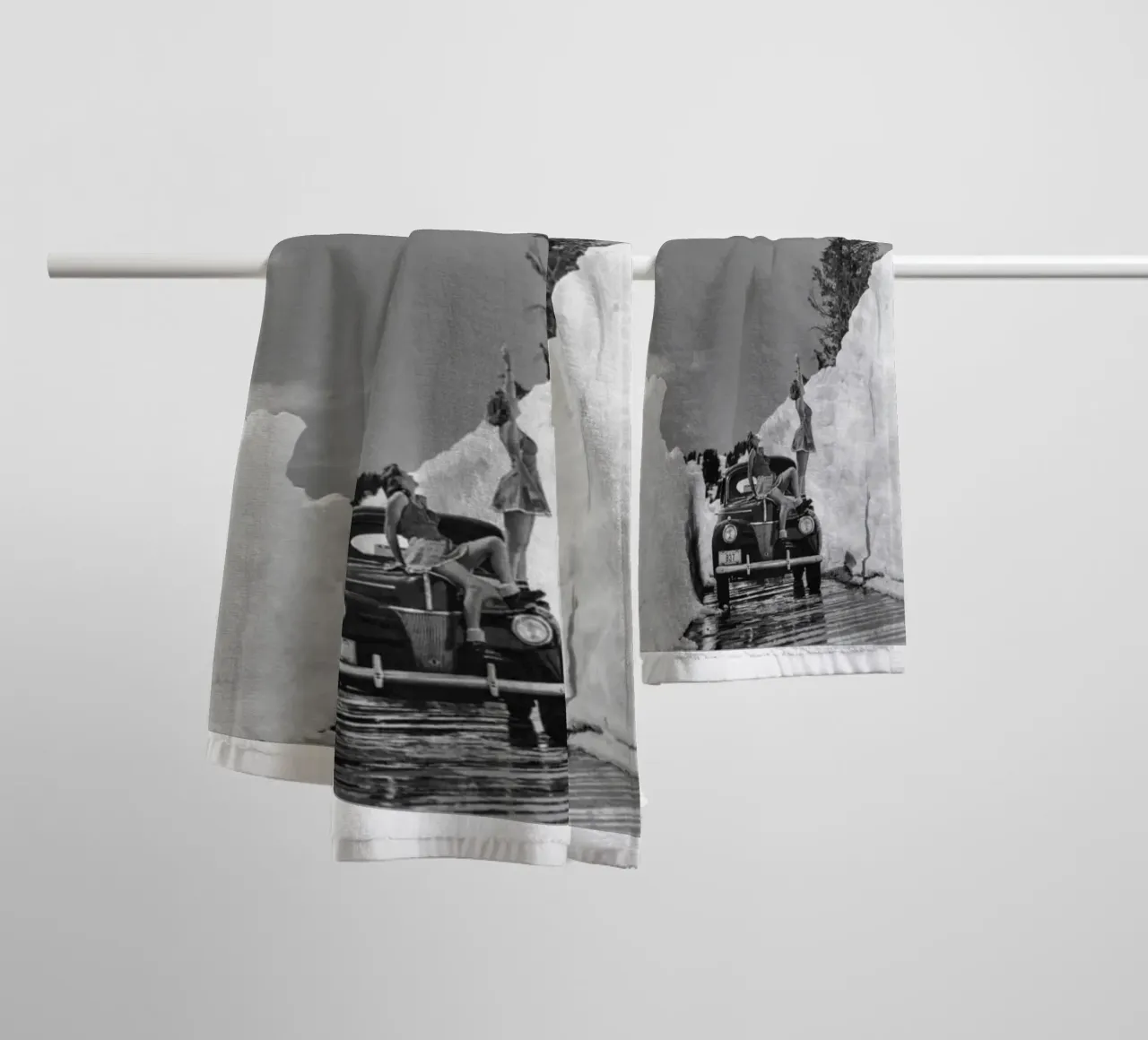 Salto con gli sci d'epoca su auto e ragazze asciugamano da bagno da Black And White
