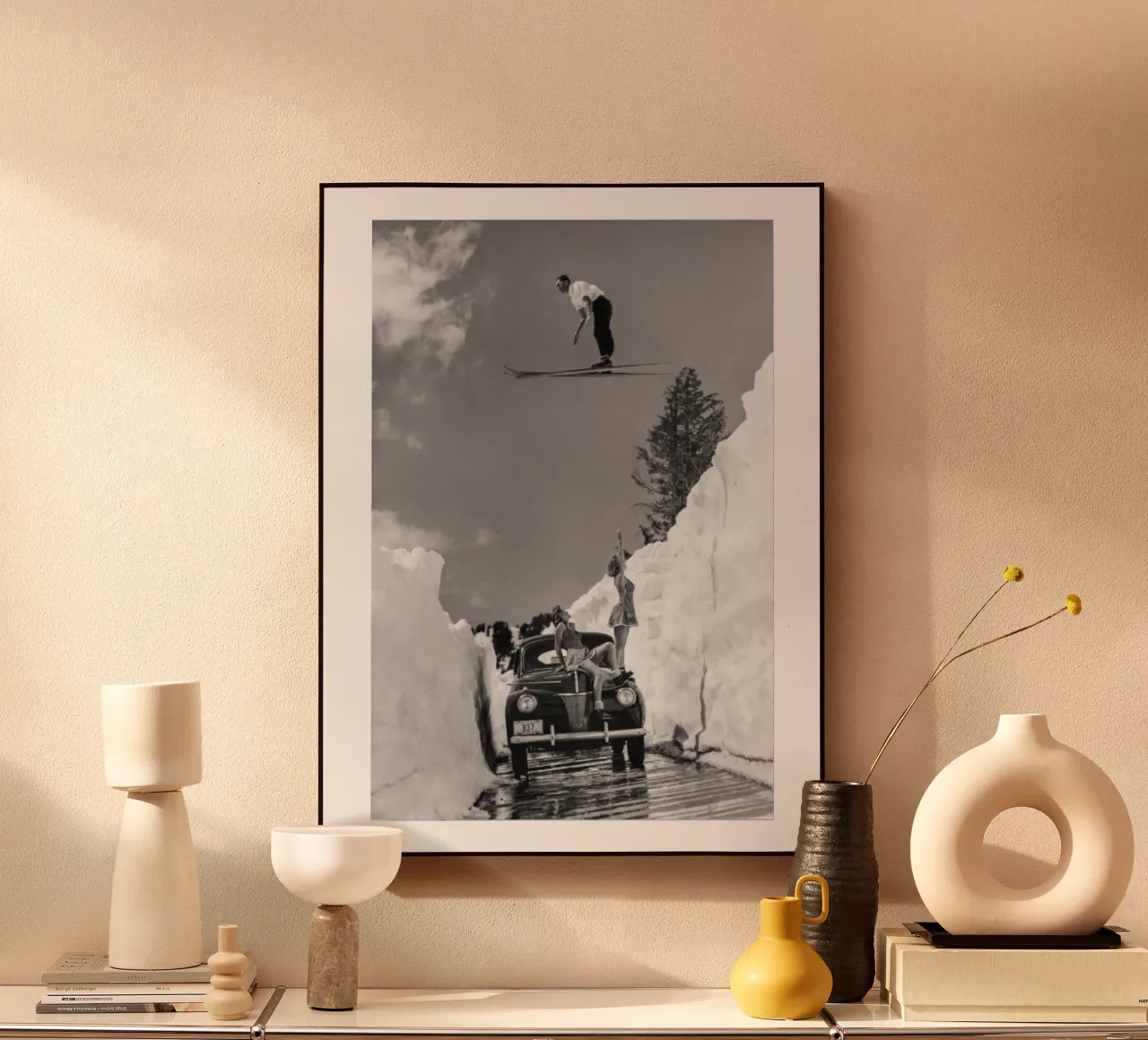 Salto con gli sci d'epoca su auto e ragazze alluminio dibond da Black And White