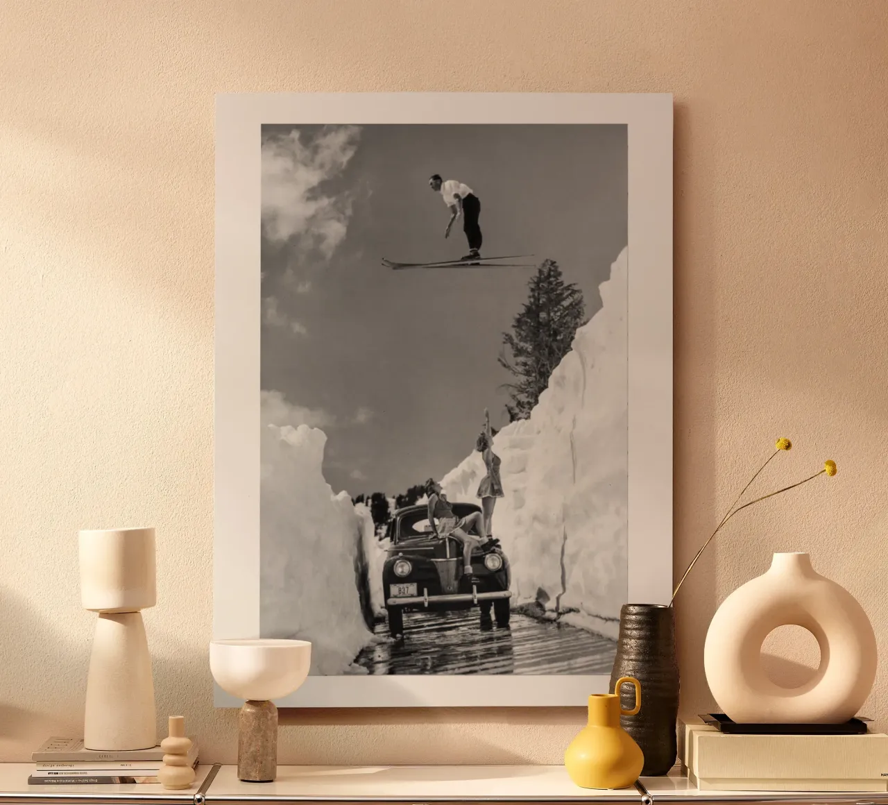 Salto con gli sci d'epoca su auto e ragazze alluminio dibond da Black And White