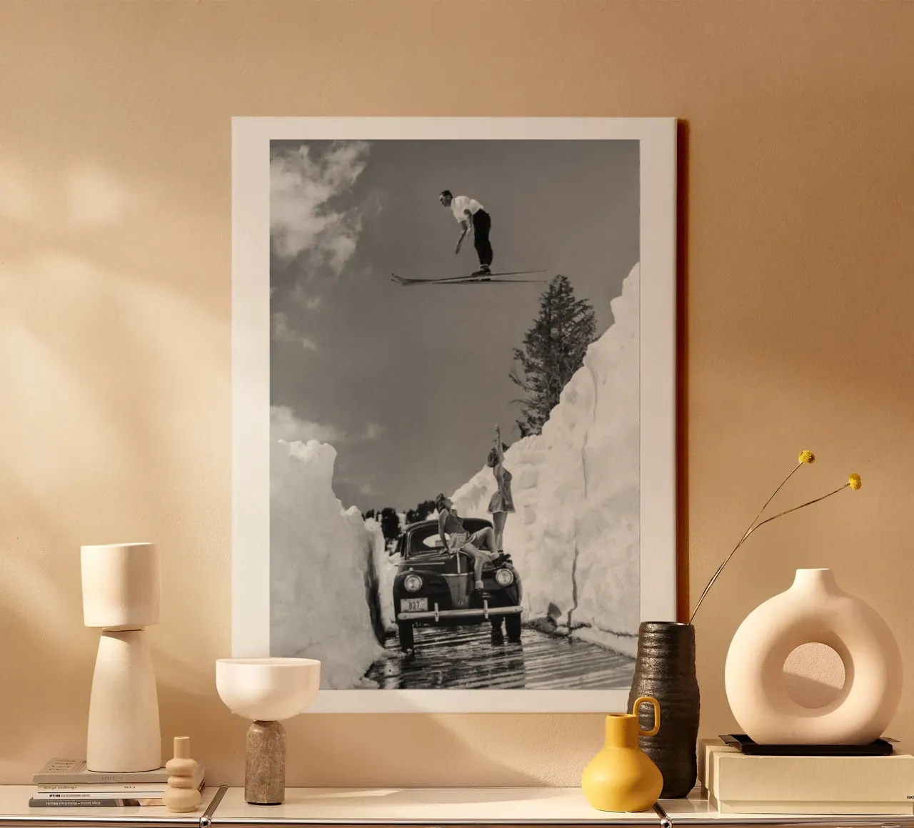 Salto con gli sci d'epoca su auto e ragazze tela con Cornice a cassetta da Black And White