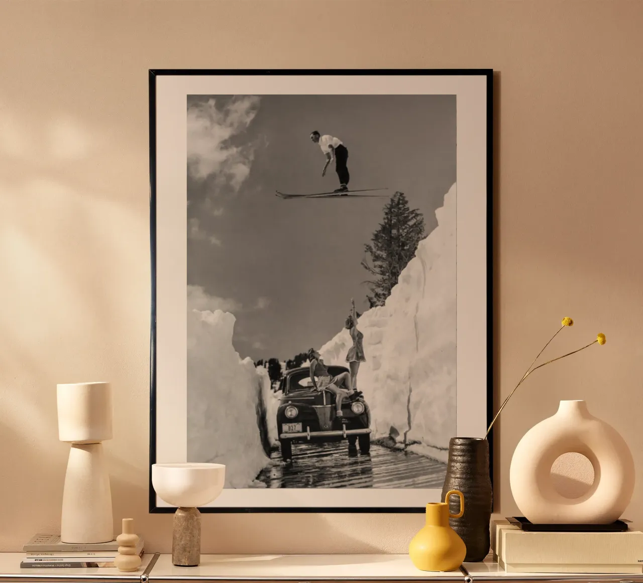 Salto con gli sci d'epoca su auto e ragazze carta hahnemühle da Black And White