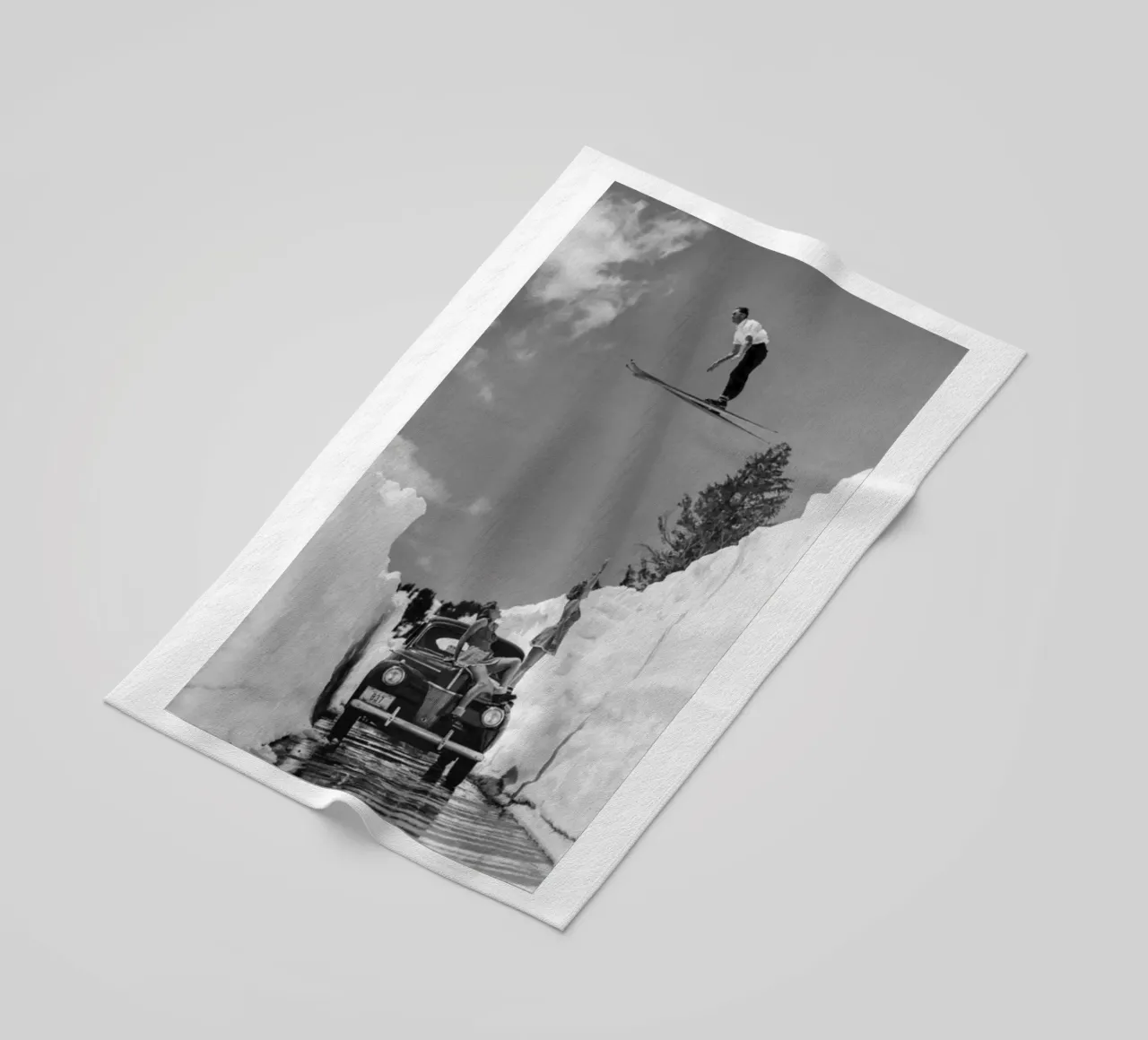 Salto con gli sci d'epoca su auto e ragazze telo mare da Black And White