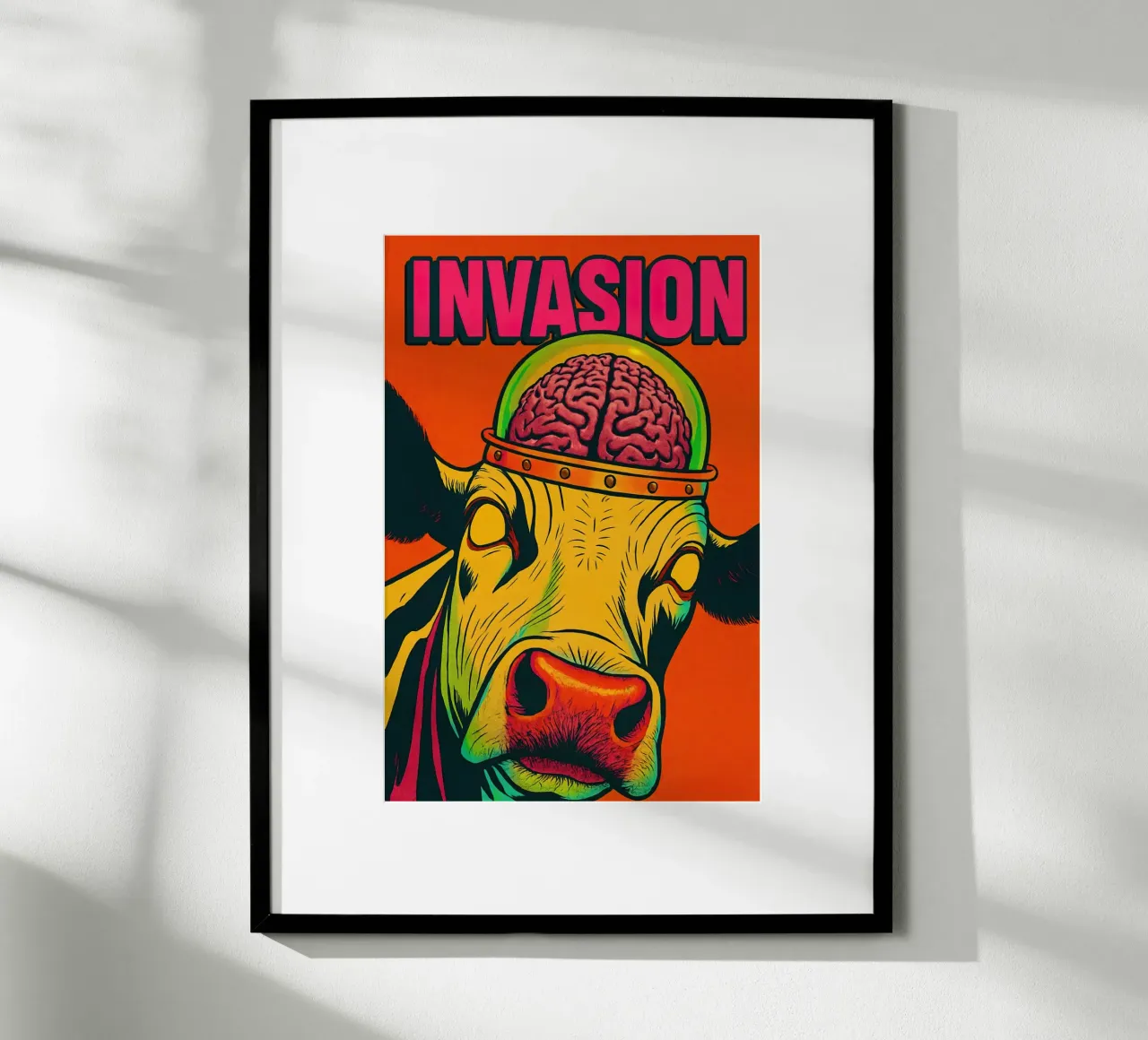 Invasione: Mucca con elmetto cerebrale poster con telaio in plastica da 🥝 KIWI STORE