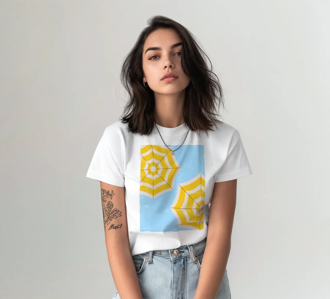 Ombrellone da spiaggia retrò in giallo e blu Illustrazione estiva t-shirt da pdigitalprints