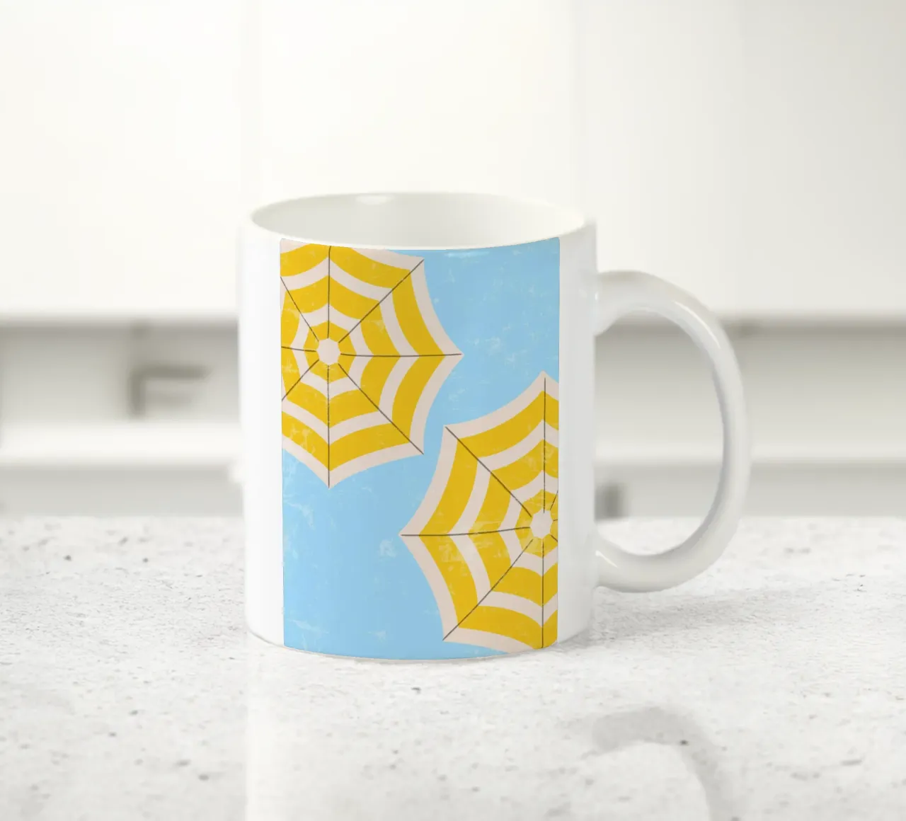 Ombrellone da spiaggia retrò in giallo e blu Illustrazione estiva tazza in ceramica da pdigitalprints