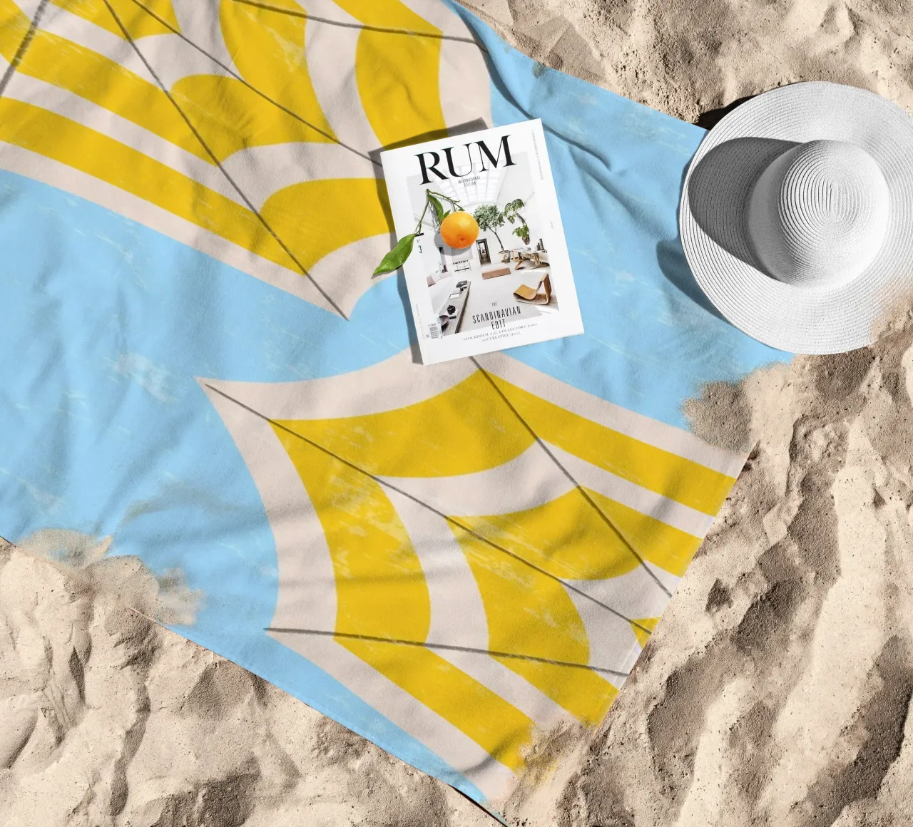 Ombrellone da spiaggia retrò in giallo e blu Illustrazione estiva telo mare da pdigitalprints