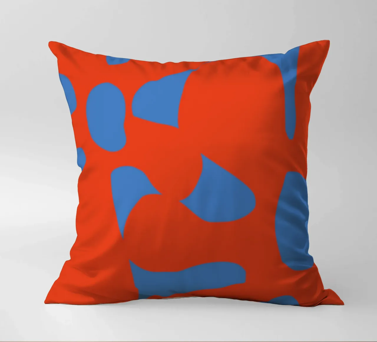 Motif abstrait de fleurs rétro dans des tons rouges et bleus audacieux coussin de pdigitalprints