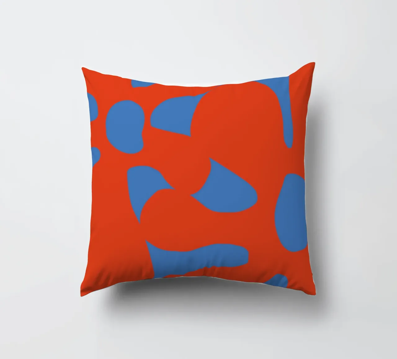 Motif abstrait de fleurs rétro dans des tons rouges et bleus audacieux coussin de pdigitalprints