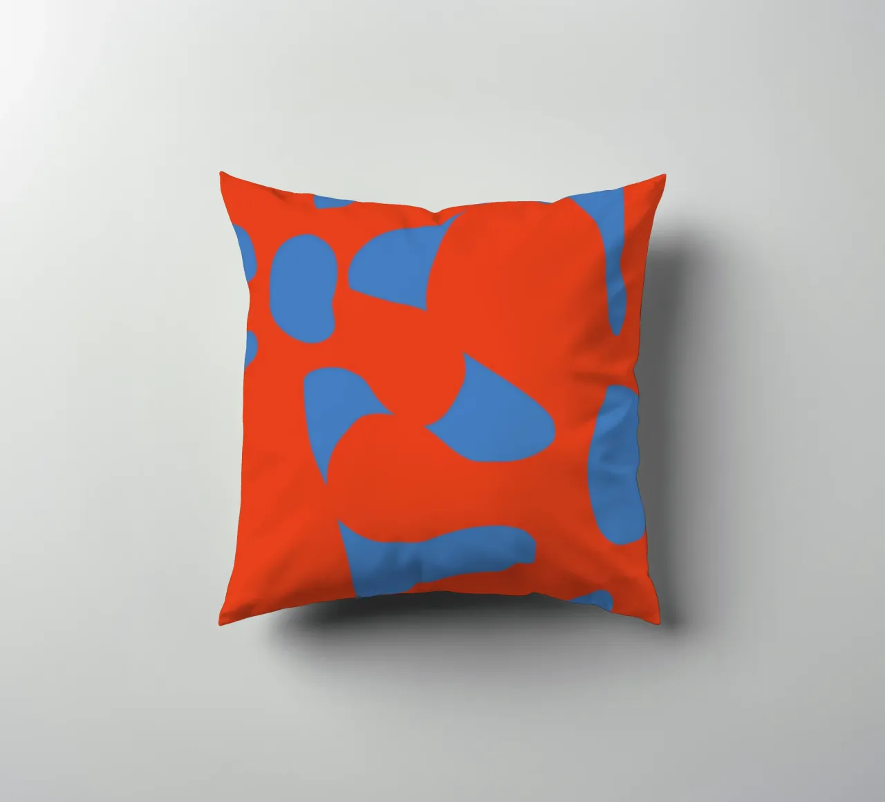 Motif abstrait de fleurs rétro dans des tons rouges et bleus audacieux coussin de pdigitalprints