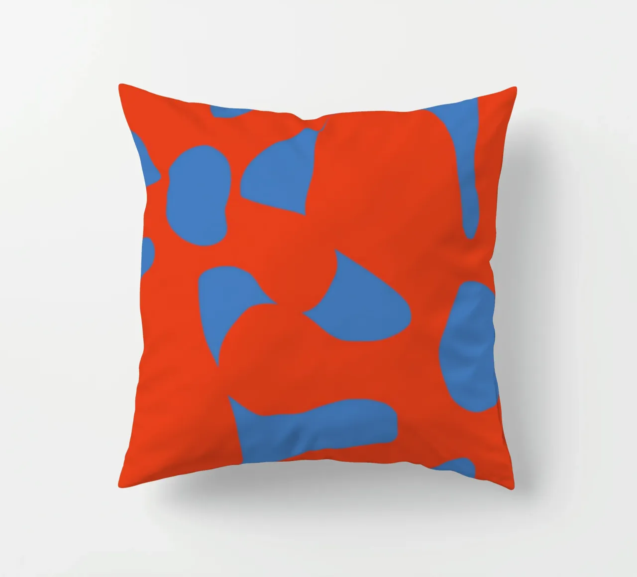Motif abstrait de fleurs rétro dans des tons rouges et bleus audacieux coussin de pdigitalprints