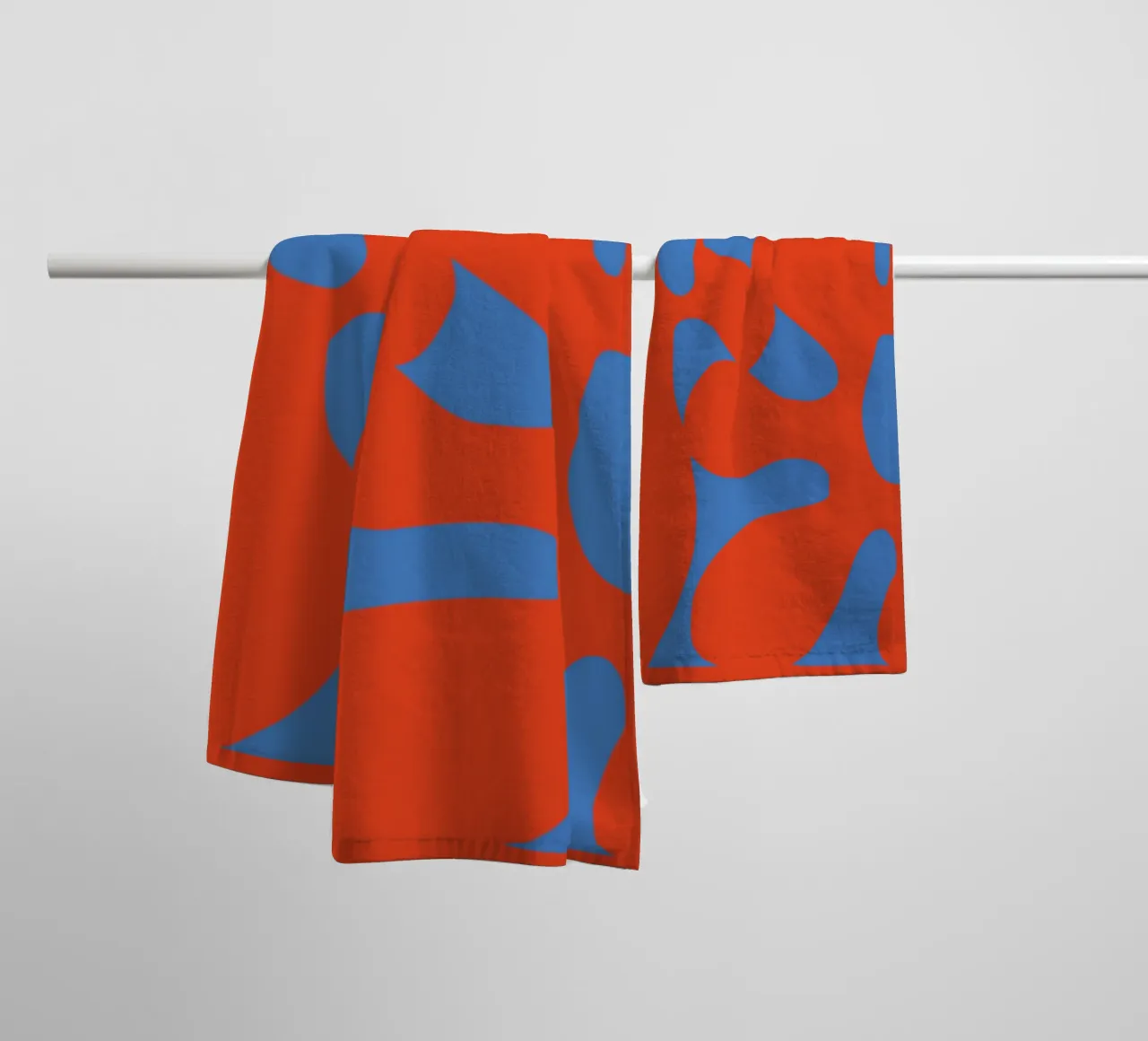 Motif abstrait de fleurs rétro dans des tons rouges et bleus audacieux serviette de bain de pdigitalprints