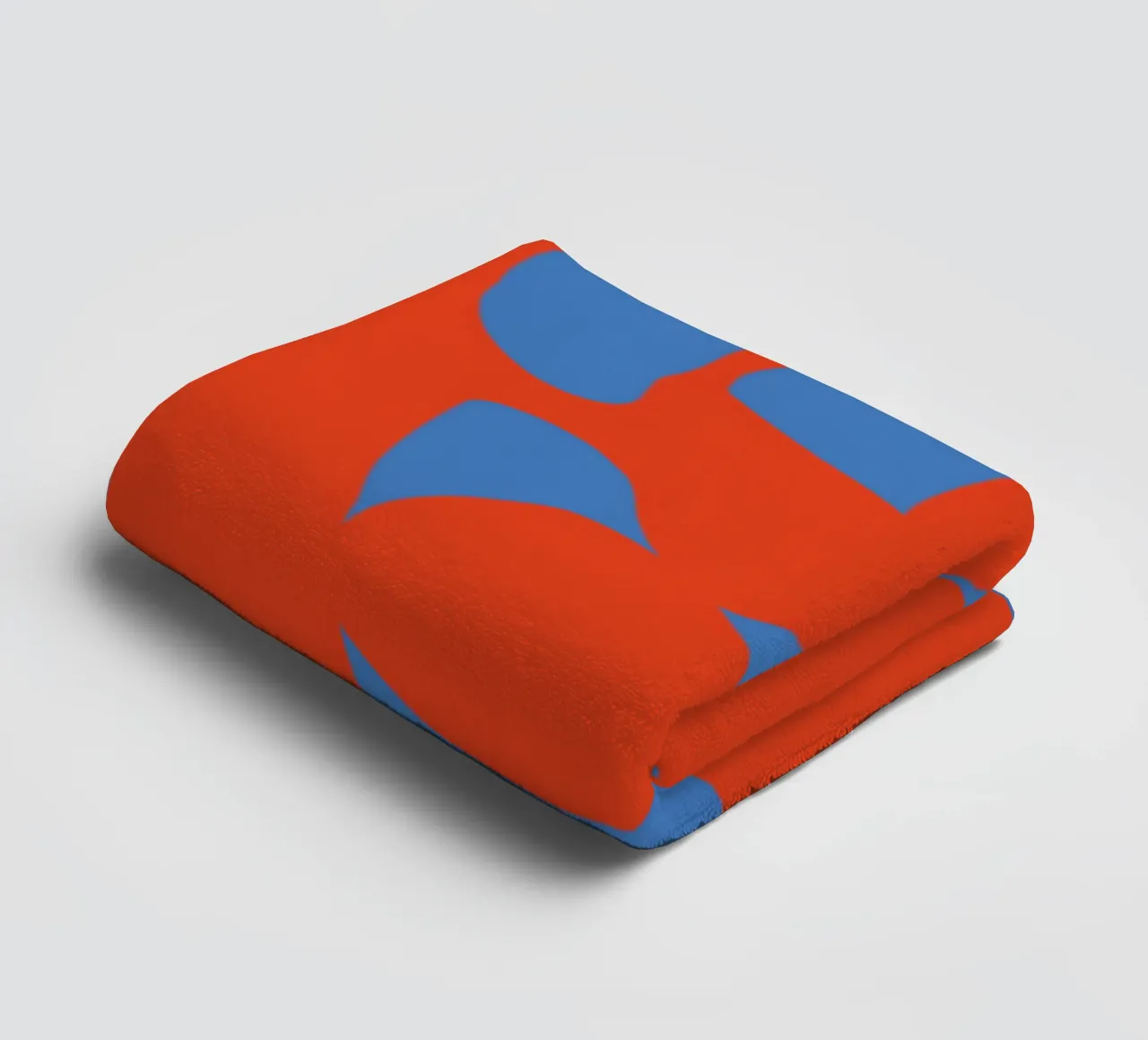 Motif abstrait de fleurs rétro dans des tons rouges et bleus audacieux serviette de bain de pdigitalprints