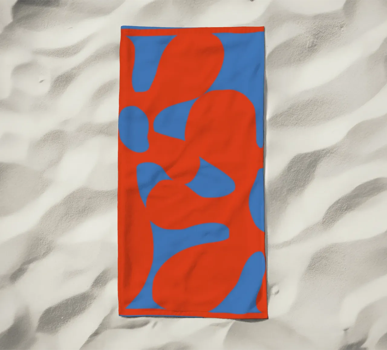 Motif abstrait de fleurs rétro dans des tons rouges et bleus audacieux serviette de plage de pdigitalprints