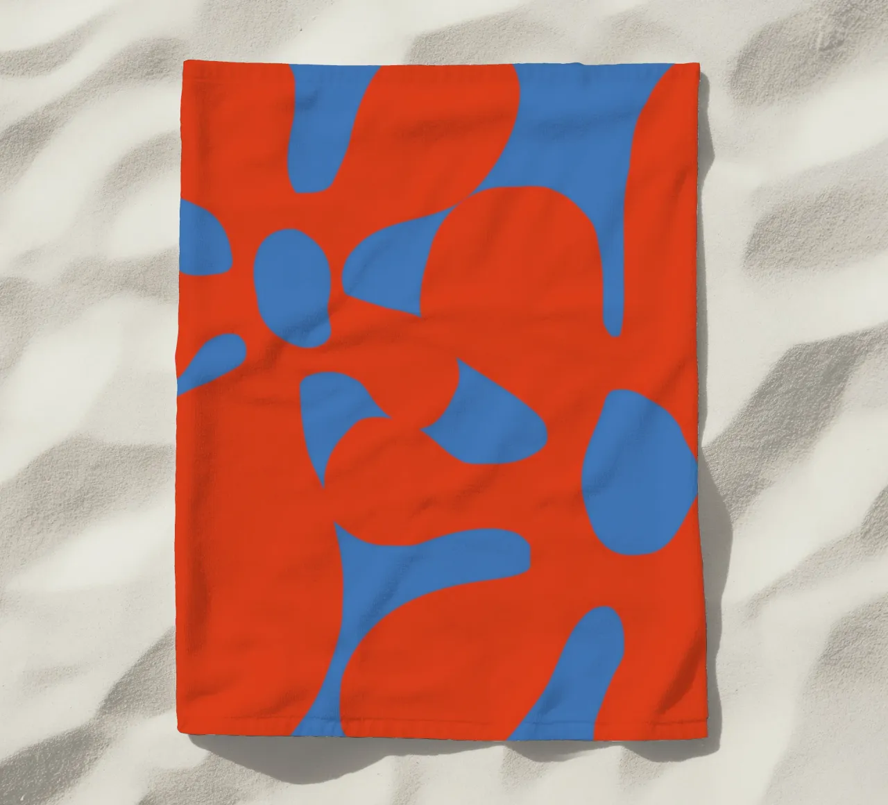 Motif abstrait de fleurs rétro dans des tons rouges et bleus audacieux serviette de plage de pdigitalprints