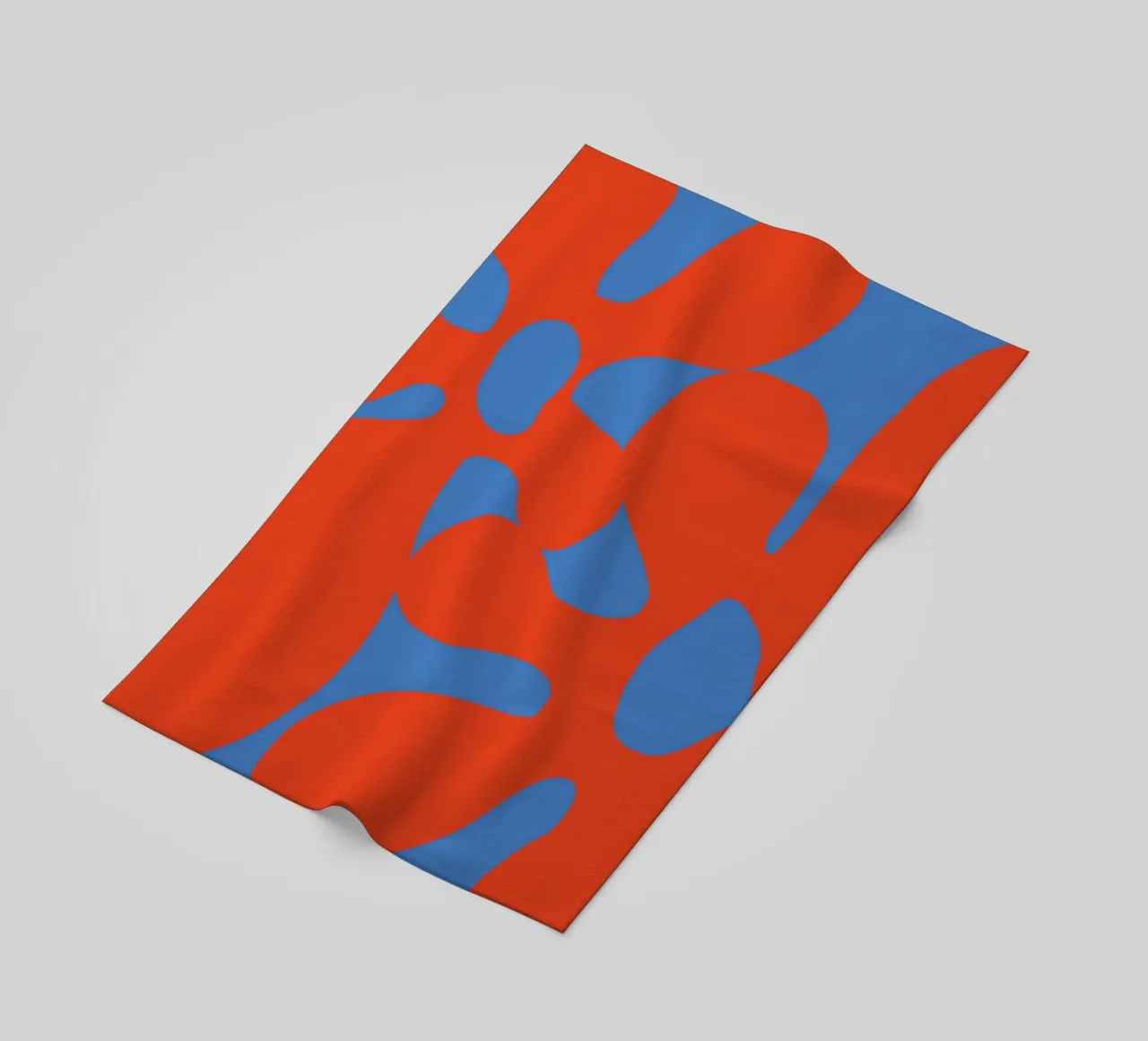 Motif abstrait de fleurs rétro dans des tons rouges et bleus audacieux serviette de plage de pdigitalprints