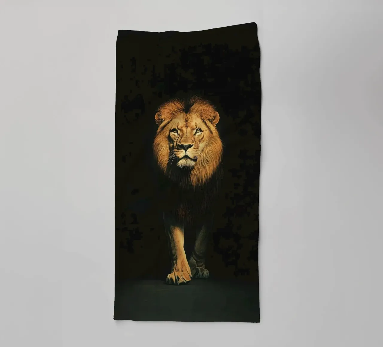 Un lion majestueux dans la lumière de l'obscurité serviette de bain de Nikis Art Studio