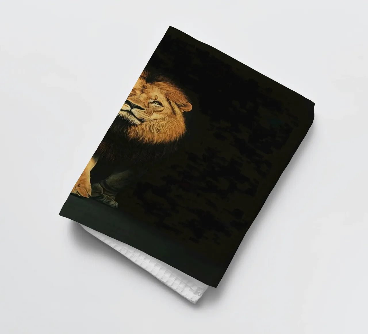Un lion majestueux dans la lumière de l'obscurité torchon de Nikis Art Studio
