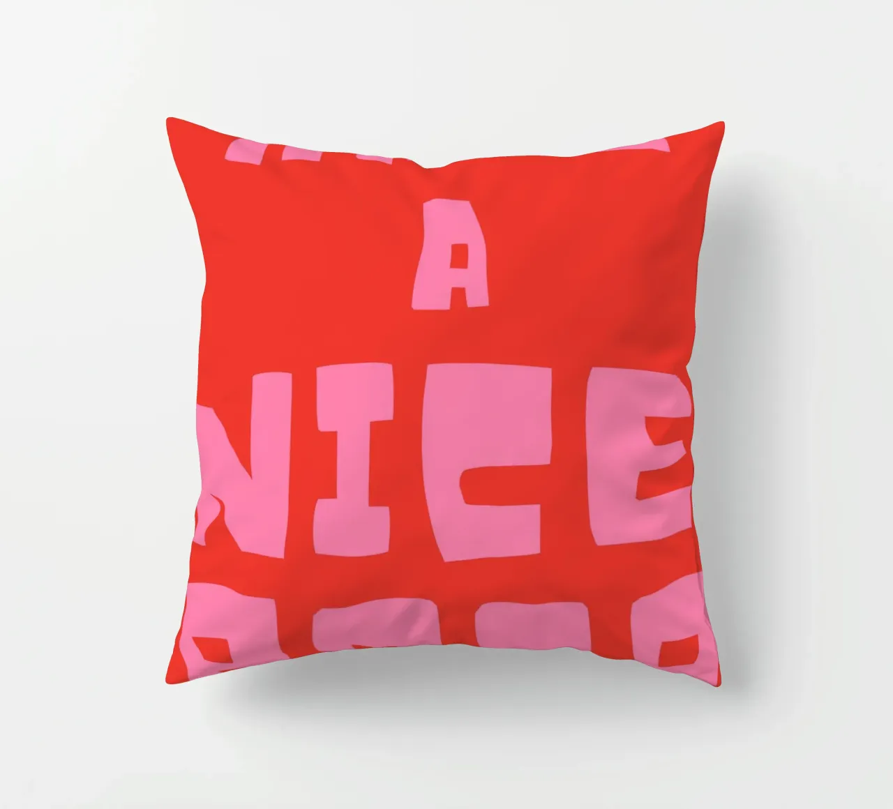 Divertente citazione sul bagno in grassetto tipografico rosa su rosso cuscino da pdigitalprints